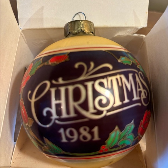 Vintage Christmas 1981 Hallmark Holiday Ornament - Picture 1 of 6